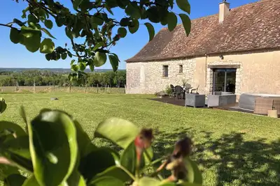 Image de Secluded Périgourdine, nestled in the vineyards with a spa and a view
