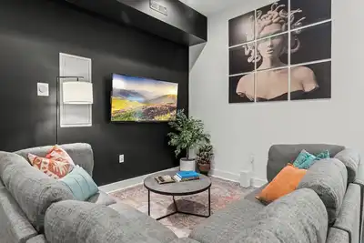 Image de Elegant King Bed Condo Steps From the Met