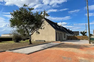 Image de Maison - Réville avec son boulodrome!