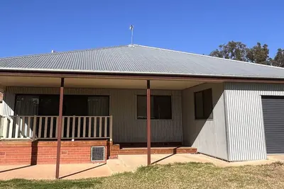 Image de Corrugated Cottage at Stockinbingal\n