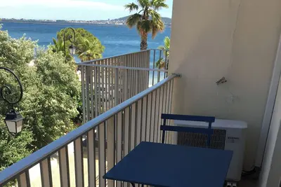 Image de Appartement Climatisé à 10m de la Plage Avec vue sur L'étang