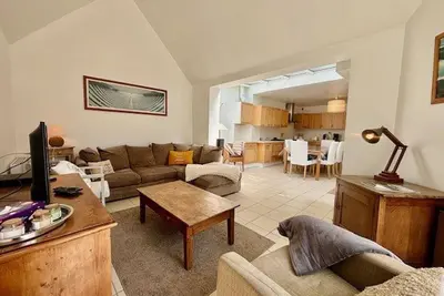 Appartement T5 lumineux avec jardin privé et terrasse, proche plage - 8 pers.