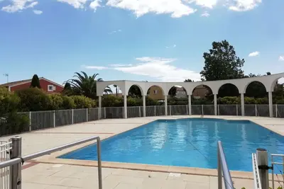 Image de Pavillon 3 pièces avec piscine, terrasse et barbecue, à 600m de la plage!