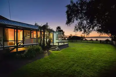 Image de Two Bedroom Lakefront Escape with Kayaks