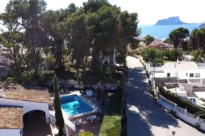 Image de Villa classique avec piscine privée, proche plage et toutes commodités, idéale pour familles et amis