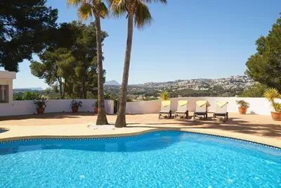Image de Luxueuse villa avec piscine privée, près de la plage, commerces et activités sportives, à Moraira