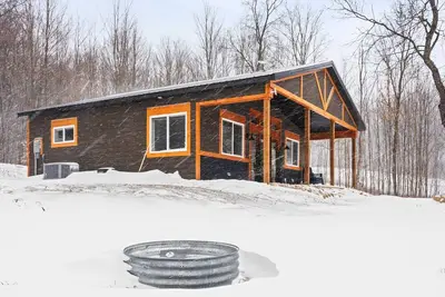 Hilltop Hideaway located moments away from Shanty Creek & Torch Lake