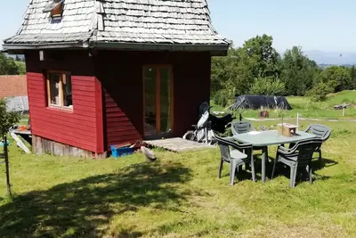 Image de Petit chalet pentagonal (38 m2 sur 2 niveaux) entre prés et forêt.