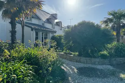 Image de 2 maisons autour d’un beau jardin, à 50 mètres du port, proche de l’épicerie