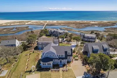 Image de Elegant Coastal Retreat In Chatham w\/ Private Association Beach Rpam067