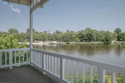 Image de Maison sur l'eau avec jardin et piscine