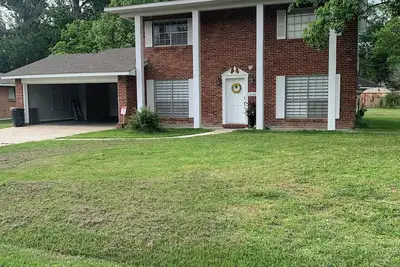Image de Cozy and spacious house: 7 beds & 3 bathrooms only 2 miles from I-10