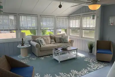 Image de Adorable Beach Cottage for Monthly Rental Across the street from the beach!