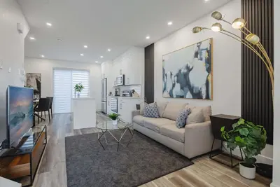 Image de Townhome w/ Free Parking, King Bed & Pet Friendly