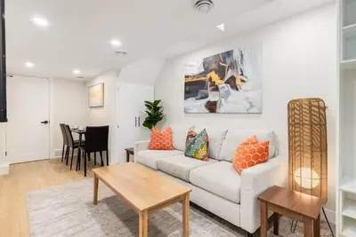 Image de Pet Friendly Basement Suite w/ 3 Queen Beds