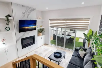 3 King Beds, HotTub, Double Car Garage, 2 Full Kitchens