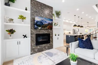 3 King Beds, HotTub, Double Car Garage, 2 Full Kitchens