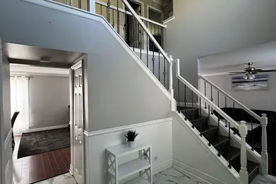 Image de Modern Suburban Oasis- 14 guest House. Family Friendly!
