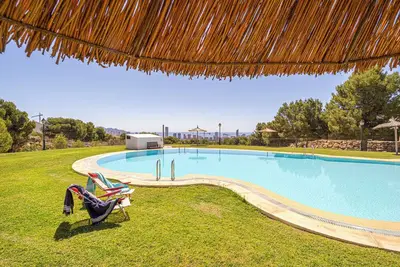 Image de A 5 min. da Benidorm Chalet con piscina, campo da tennis ideale per rilassarsi