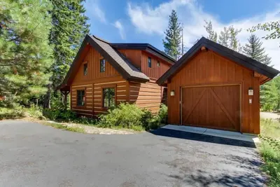 Image de Serene Chalet|Private Hot Tub|Wood Fireplace