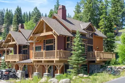 Image de Traditional Townhome |Private Hot Tub, Soaking Tub