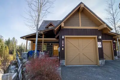 Image de Beautiful Townhome|Private Hot Tub, Wood Fireplace