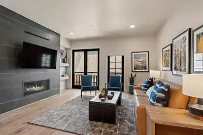 Image de Polished Condo|Plaza and Mountain views