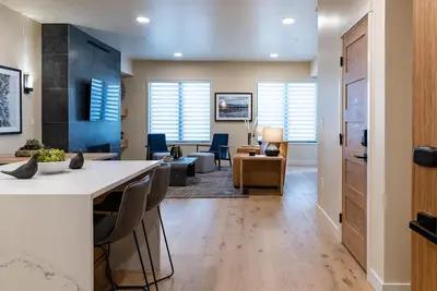 Image de Modern Condo|Great location|Close to Skiing|Pet Friendly