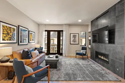 Image de Stylish Condo|Best view of Plaza, Golf Course and Lake