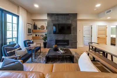 Image de Modern Condo|Fireplace|Balcony with Mountain View