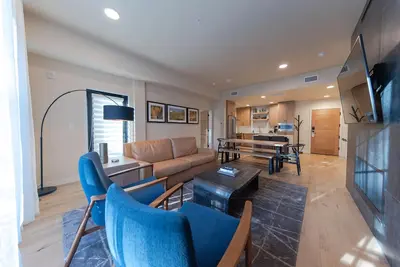 Image de Cozy Condo|Fireplace|Balcony with Mountain View