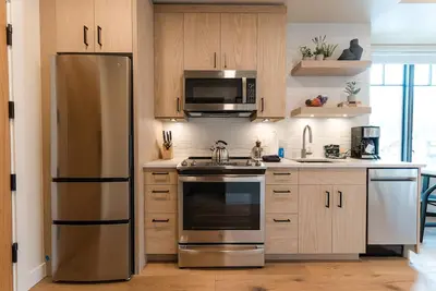 Image de Beautiful Studio Condo in The Village