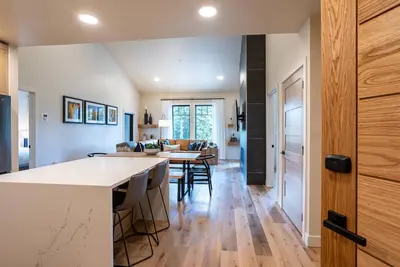 Image de Tranquil Condo| Gas Fireplace with a Mountain View