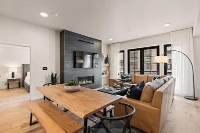 Image de Modern Condo|Gas Fireplace|Balcony with Plaza View
