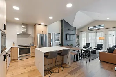 Image de Private Condo|Fireplace|Top Floor Balcony|Plaza View