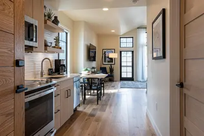 Image de Upscale Condo|Village Views