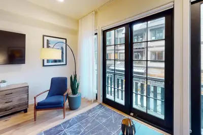 Image de Contemporary Condo|Juliette Balcony|Village Views