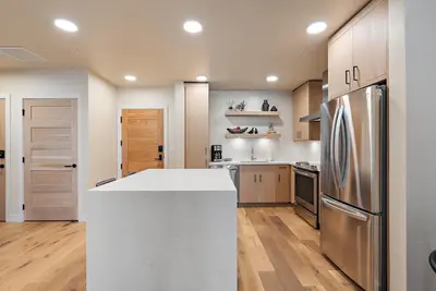 Image de Luxury Condo| Fireplace and Balcony