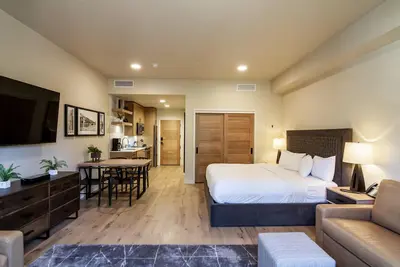 Image de Idyllic Studio Condo in The Village  | Chapel View