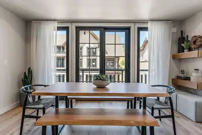 Image de Captivating Condo| Fireplace and Balcony