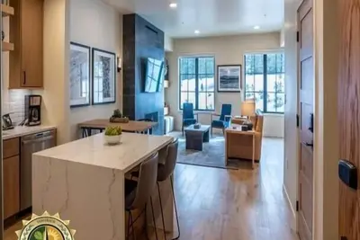 Image de Charming Condo| Fireplace and Balcony