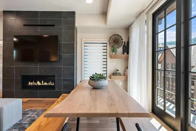 Image de Idyllic Condo|Gas Fireplace|Balcony with Plaza View