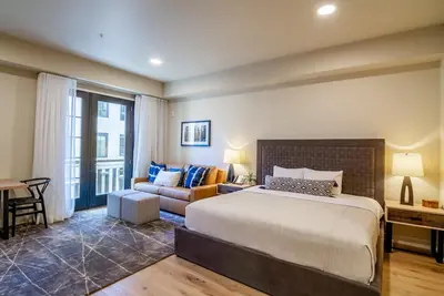 Image de Peaceful  Studio Condo in The Village