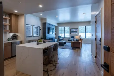 Image de Luxurious 1 Br Condo in The Village |Forested view