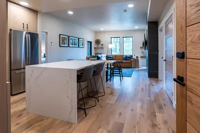 Image de Cozy Condo| Fireplace|Balcony with Mountain View