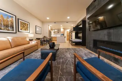 Image de Captivating Condo|Plaza view|Close to restaurants