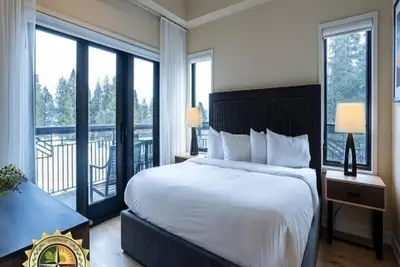 Image de Cozy Condo| Fireplace and Balcony