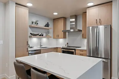 Image de Bright Condo| Fireplace and Private Balcony