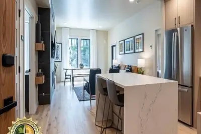 Image de Modern Condo| Fireplace and Balcony