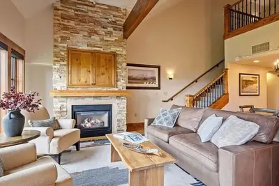 Image de Peaceful 2 Br Condo with Fireplace and Patio